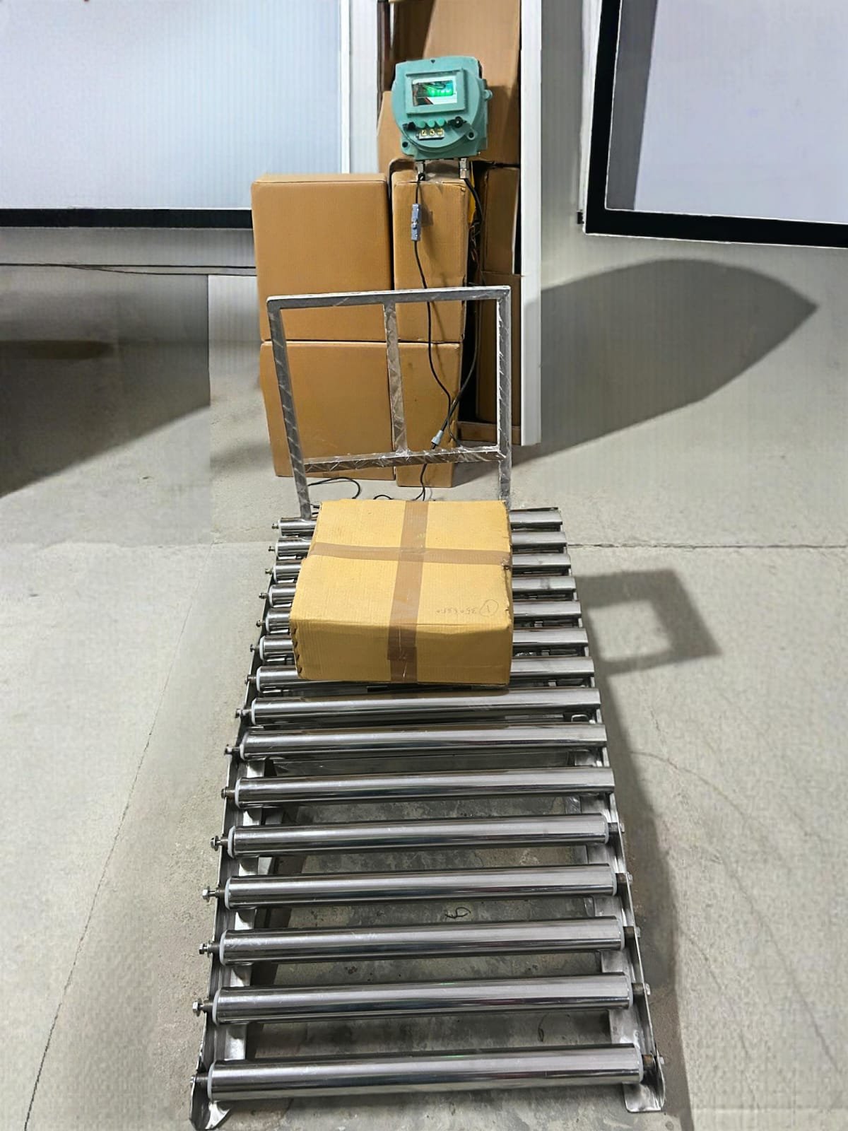 Industrial roller platform weighing scale with digital indicator weighing carton box in warehouse